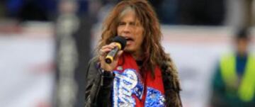 Steven Tyler e sun gran amigo del coach de los Patriotas de Nueva Inglaterra y nunca ha ocultado su amor por el cuadro de Nueva Inglaterra.