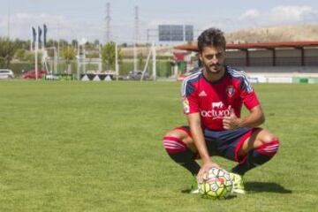 Martins posa como nuevo jugador del Osasuna. 