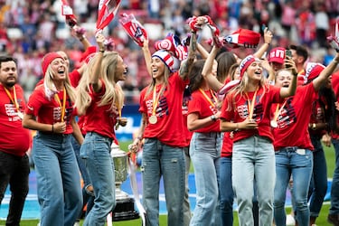 Las jugadoras del Atlético de Madrid disfrutan del título copero compartiéndolo con la afición. 