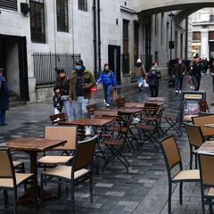 Which states are offering unemployment benefits to workers who refuse vaccines?