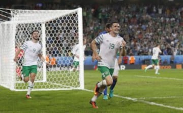 Robbie Brady celebra el 0-1.