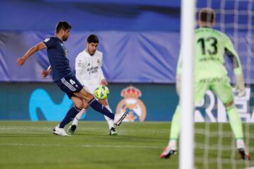 1-0. Lucas Vázquez marcó el primer gol tras  un pase de Marco Asensio.