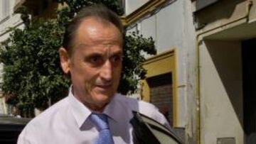 <b>APARECIÓ. </b>Lopera visitó ayer a la plantilla en el entrenamiento.