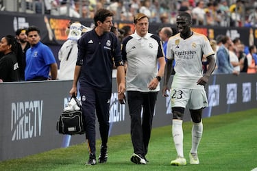 Mendy se marchó lesionado.