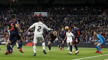 1-0. Carvajal en la jugada del primer gol anotado por Wass en propia puerta.