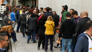 Un grupo de gente hace cola para llegar a la taquilla.
