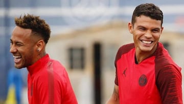 Neymar y Thiago Silva ri&eacute;ndose durante un entrenamiento con el PSG.