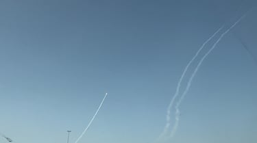 Un cohete se desplaza sobre Dubái, Emiratos Árabes Unidos, el 2 de marzo de 2026 en esta captura de pantalla extraída de un vídeo publicado en redes sociales.