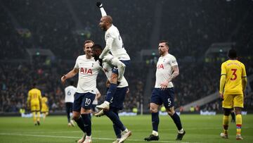 LONDRES, INGLATERRA - 26 DE DICIEMBRE: Lucas Moura del Tottenham Hotspur celebra con sus compañeros de equipo después de anotar el segundo gol de su equipo durante el partido de la Premier League entre Tottenham Hotspur y Crystal Palace en el Tottenham Ho