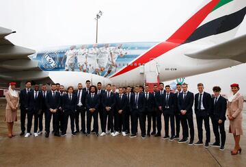 El equipo del Real Madrid posa con parte de la tripulaci¨®n.