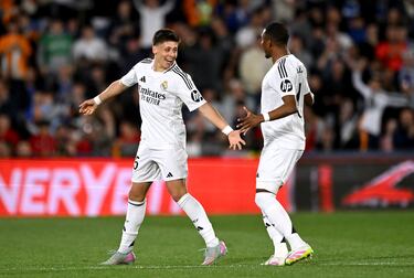 0-1. Arda Güler celebra el primer tanto con David Alava.
