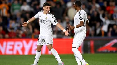 0-1. Arda Güler celebra el primer tanto con David Alava.