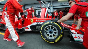 Mecánicos de Ferrari empujan el coche de Sebastian Vettel durante el GP Europa 2016.