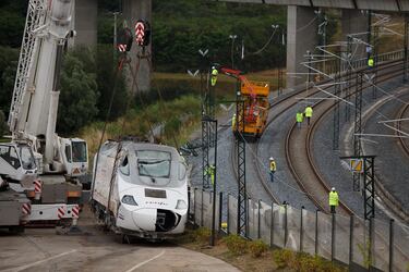 El accidente más grave en la historia de la democracia española y el primero con víctimas en una línea de alta velocidad. Un tren Alvia descarriló en la curva de A Grandeira. La causa fue el exceso de velocidad (circulaba a 191 km/h en una zona de 80 km/h) debido a un despiste del maquinista y la ausencia de un sistema de frenado automático (ERTMS) en ese tramo. 80 fallecidos y más de 140 heridos.