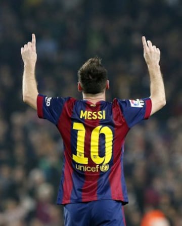 El delantero argentino del FC Barcelona Lionel Andrés Messi celebra su gol, primero del equipo, durante el partido correspondiente a la duodécima jornada de Liga que disputan FC Barcelona y Sevilla FC en el Camp Nou, en Barcelona.