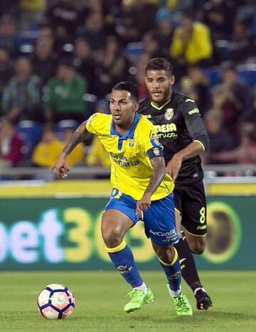 Viera perseguido por Dos Santos en el Las Palmas-Villarreal.