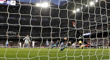 Gol 3-2 Cristiano Ronaldo de penalti. Roberto paró el lanzamiento del portugués desde el punto de penalti, pero el rechace lo aprovechó para marcar el madridista