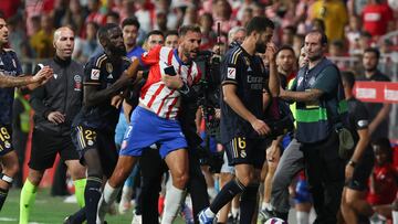 Rudiger trata de frenar a Stuani en la salida del terreno de juego de Nacho tras ser expulsado. 


