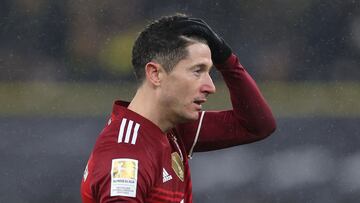 DORTMUND, Alemania - 04 de diciembre: Robert Lewandowski de Muenchen espera la decisión del VAR durante el partido de la Bundesliga entre el Borussia Dortmund y el FC Bayern München en el Signal Iduna Park el 04 de diciembre de 2021 en Dortmund, Alemania.