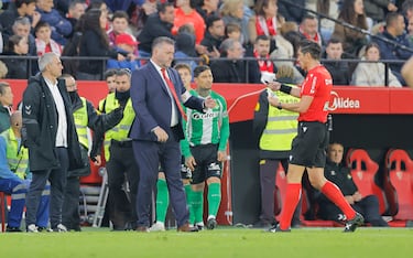 Parada del partido por lanzamiento de objetos.