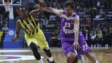 TB11 ESTAMBUL (TURQUÍA), 01/12/2016.- El jugador menorquín del Real Madrid, Sergio Llull (d), trata de anotar una canasta entre el defensa del Fenerbache, James Nunnally (i), durante un partido de la Euroliga entre el Real Madrid y el Fenerbache en Estambul, Turquía, hoy, 1 de diciembre de 2016. EFE/Tolga Bozoglu