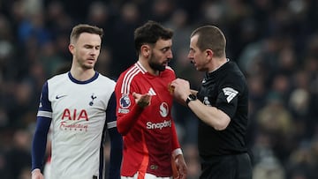 Soccer Football - Premier League - Tottenham Hotspur v Manchester United - Tottenham Hotspur Stadium, London, Britain - February 16, 2025 Manchester United's Bruno Fernandes remonstrates with referee Peter Bankes Action Images via Reuters/Paul Childs EDITORIAL USE ONLY. NO USE WITH UNAUTHORIZED AUDIO, VIDEO, DATA, FIXTURE LISTS, CLUB/LEAGUE LOGOS OR 'LIVE' SERVICES. ONLINE IN-MATCH USE LIMITED TO 120 IMAGES, NO VIDEO EMULATION. NO USE IN BETTING, GAMES OR SINGLE CLUB/LEAGUE/PLAYER PUBLICATIONS. PLEASE CONTACT YOUR ACCOUNT REPRESENTATIVE FOR FURTHER DETAILS..