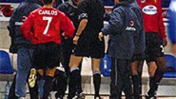 <B>CONTRA EL ÁRBITRO</B>. Los jugadores y técnicos del Mallorca se indignaron con Esquinas Torres.