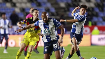 AME6589. PACHUCA (MÉXICO), 18/01/2026.- Alexéi Domínguez y Salomón Rondón (c) de Pachuca disputan el balón con Álvaro Fidalgo (i) de América este domingo, durante el partido del torneo Clausura 2026 de la Liga MX entre Pachuca y América en el estadio Hidalgo de la ciudad de Pachuca, Hidalgo (México). EFE /David Martínez Pelcastre