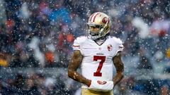 CHICAGO, IL - DECEMBER 04:   Quarterback Colin Kaepernick #7 of the San Francisco 49ers warms his hands in the third quarter against the Chicago Bears at Soldier Field on December 4, 2016 in Chicago, Illinois.  (Photo by Joe Robbins/Getty Images)