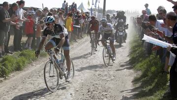 Fabian Cancellara rueda por delante de Thor Hushovd durante un tramo de pavés de la París-Roubaix de 2011.