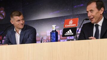Toni Kroos, en conferencia de prensa con Emilio Butragueño, tras oficializarse su renovación con el Real Madrid hasta 2023.