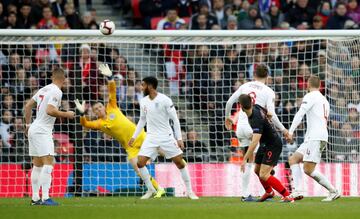 El jugador de Croacia Andrej Kramaric marca el 0-1.