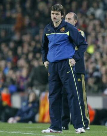 Tito dirigiendo al Barcelona como segundo entrenador contra el Valencia el 14 de marzo de 2010.