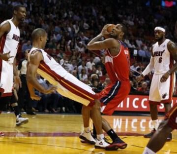 Shane Battier (Heat) cae al suelo ante Ariza (Wizards).