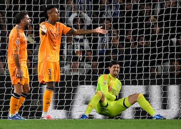 El portero belga del Real Madrid, Thibaut Courtois, se duele sobre el césped.