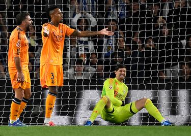 El portero belga del Real Madrid, Thibaut Courtois, se duele sobre el césped.