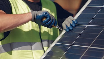 Instalación de un panel solar.