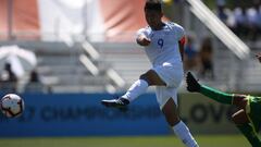 Emerson Mauricio marcando gol con El Salvador