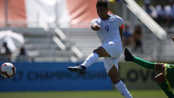 Emerson Mauricio marcando gol con El Salvador