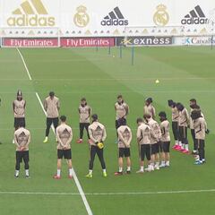 Real Madrid pay tribute to Kobe Bryant at training