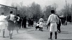 Imagen del primer partido del Atlético en el parque de El Retiro. Stand por sus 120 años.