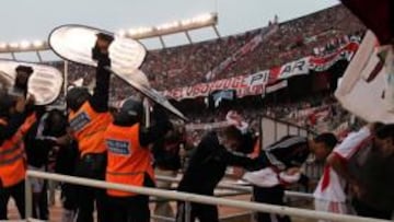 <b>DEBACLE. </b>Los jugadores de River tuvieron que retirarse escoltados en su propio campo.
