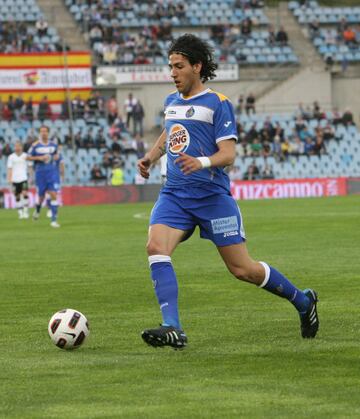 El centrocampista español defendió los colores del Getafe durante dos temporadas entre 2009 y 2011. Jugó nueve temporadas con el Valencia desde 2011 hasta 2020. 