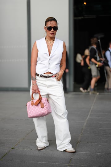 Karol G durante el desfile de Louis Vuitton Menswear Primavera/Verano 2026, en el marco de la Semana de la Moda de Par¨ªs, el 24 de junio de 2025 en Par¨ªs, Francia.