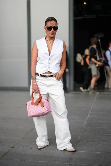 Karol G durante el desfile de Louis Vuitton Menswear Primavera/Verano 2026, en el marco de la Semana de la Moda de París, el 24 de junio de 2025 en París, Francia.