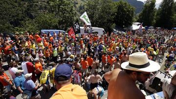 Imagen de 'La Curva de los Holandeses' esperando a los corredores en la subida a Alpe d'Huez en el Tour de Francia 2015.