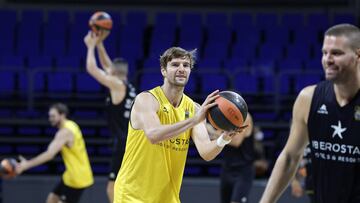 Aaron Dornekamp lanza durante un entrenamiento del Iberostar Tenerife en el Santiago Mart&iacute;n.