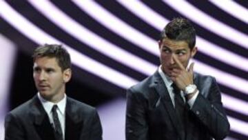 Leo Messi y Cristiano Ronaldo, en la gala de UEFA en la que fue premiado Andr&eacute;s Iniesta como Jugador del A&ntilde;o.