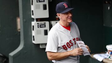 Hace unos días Boston reveló sus intenciones de nombrar al coach de banca como timonel del equipo y ahora Roenicke se afianza en la caseta de Fenway Park.