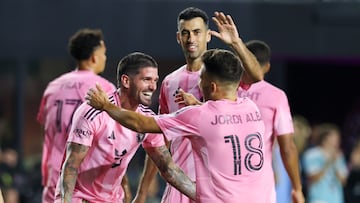 AME4274. FORT LAUDERDALE (ESTADOS UNIDOS), 29/11/2025.- Rodrigo De Paul (i) y Jordi Alba de Inter de Miami celebran un gol este sábado, en un partido de la Major League Soccer entre Inter Miami y New York City Football Club en el estadio Chase, en Fort Lauderdale (Estados Unidos). EFE/ Giorgio Viera